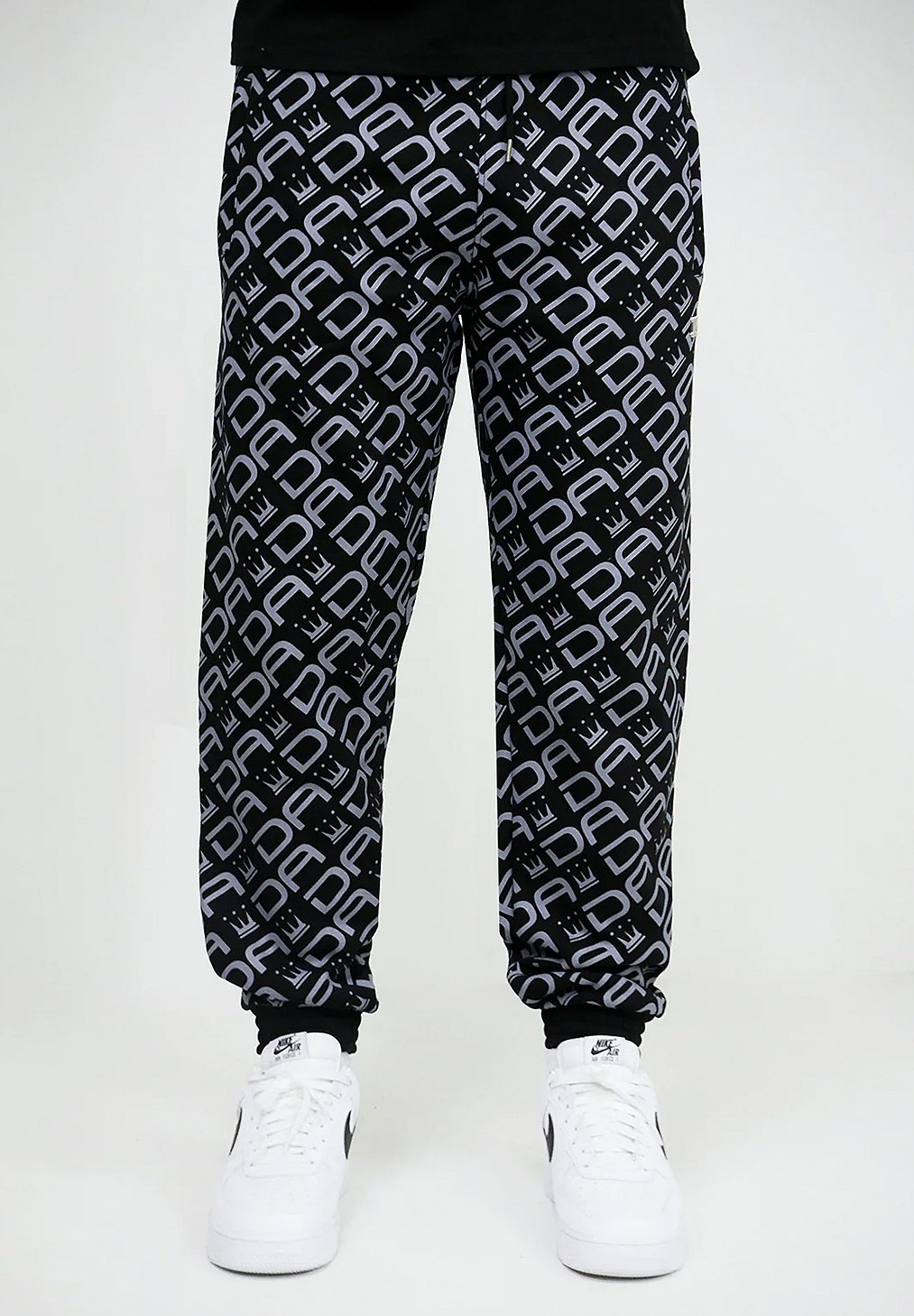 

Спортивные штаны BAGGY DESIGN ALL OVER JOGGER MIT PRINT UND BÜNDCHEN DADA, черный