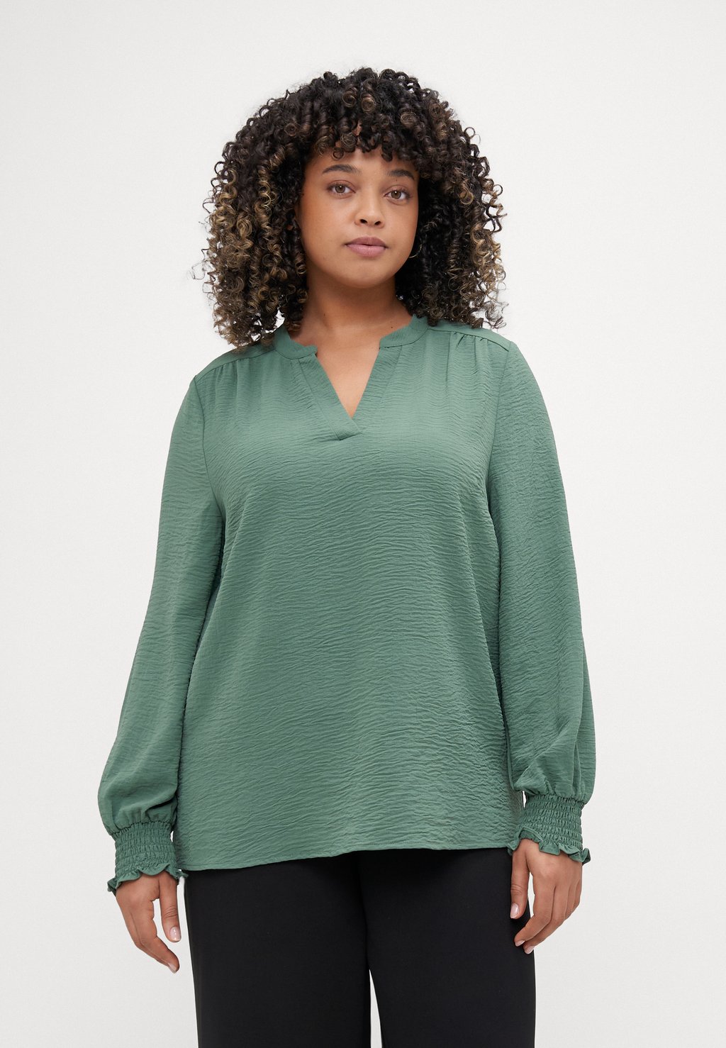 

Блуза CARMETTA LIFE V NECK ONLY Carmakoma, зеленый