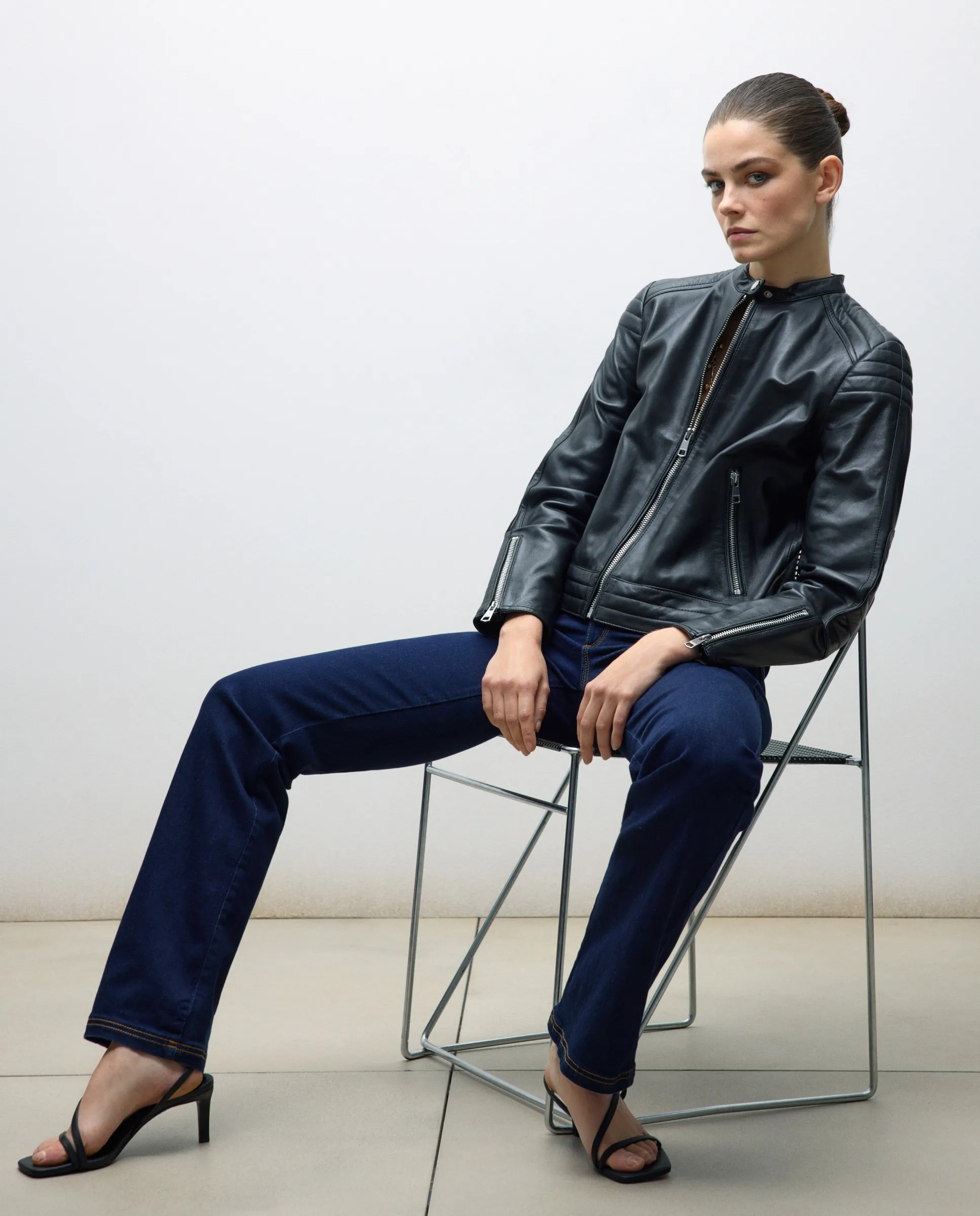 

Женская кожаная байкерская куртка с прострочкой на плече Tintoretto, черный