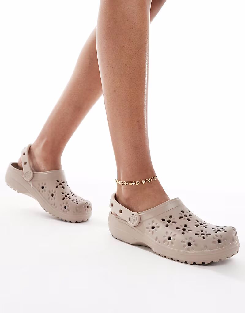 Классические сабо Crocs с цветочным узором в серо-коричневом цвете — фото 3
