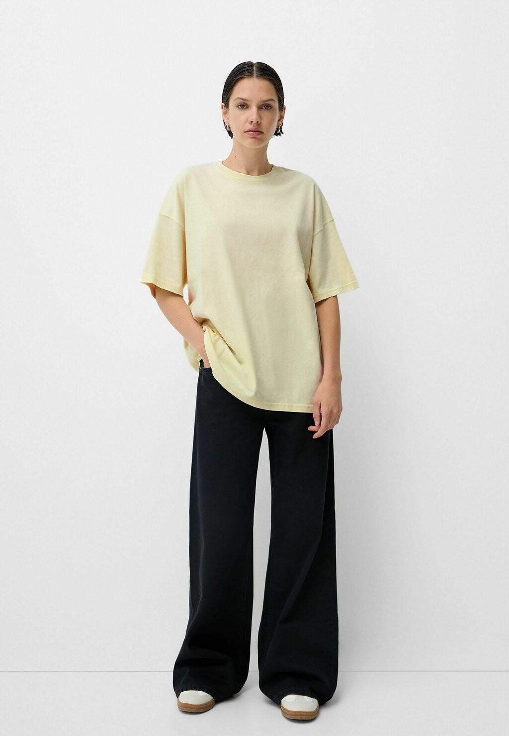 

Базовая футболка OVERSIZED SHORT SLEEVE Bershka, желтый