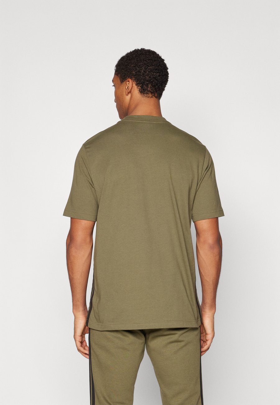 Футболка Adidas Sportswear ESSENTIAL THREE STRIPES, Olive Strata/Black/Khaki — фото 3