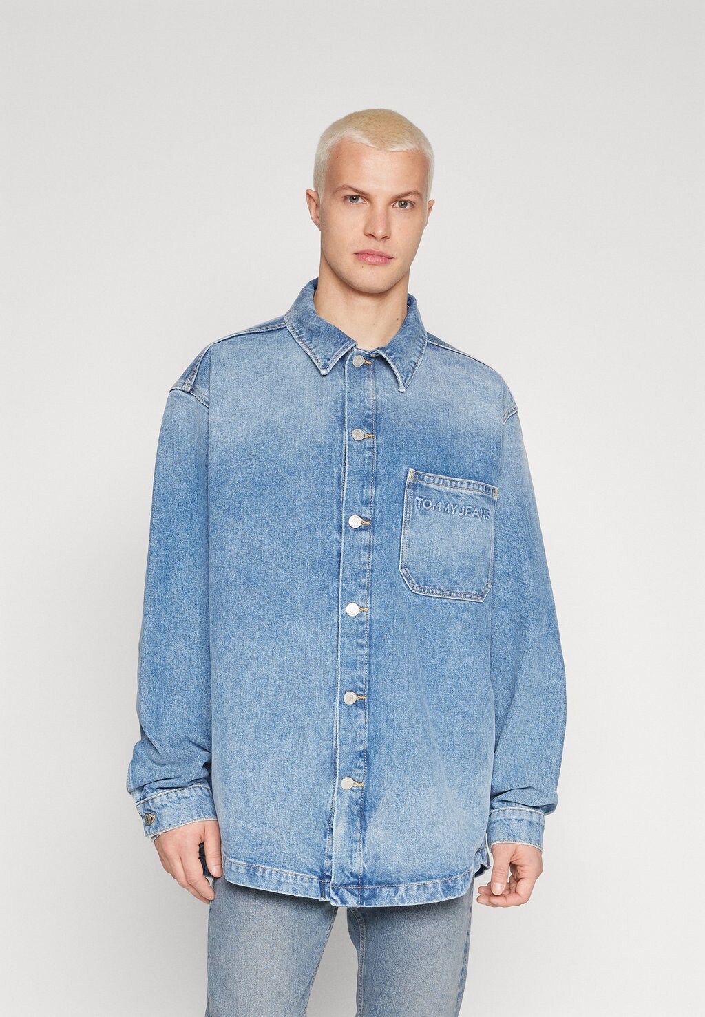 

Джинсовая куртка Tommy Jeans ЭКСКЛЮЗИВНАЯ ОВЕРШИНКА AIDEN, цвет denim light