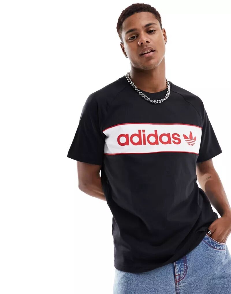 

Черная футболка adidas Originals с бело-красным линейным логотипом