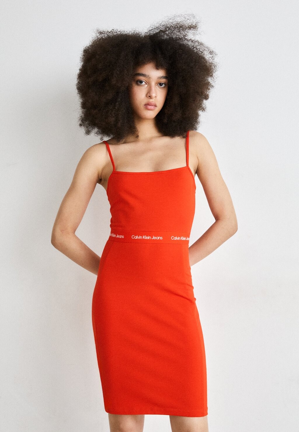 

Платье из джерси LOGO TAPE STRAPPY DRESS Calvin Klein Jeans, цвет fiery red