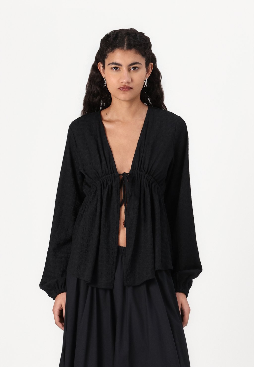 

Топ с длинными рукавами TEXTURED Gina Tricot, черный