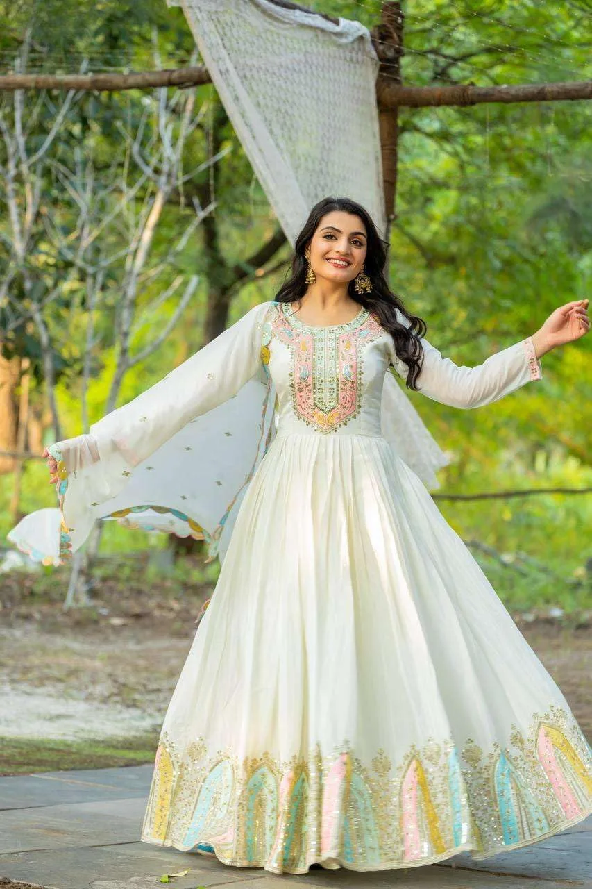Женский комплект Amberic Chinon Silk Anarkali Kurti с многониточной вышивкой и дупаттой из ткани Chinon Silk Generic, белый — фото 2