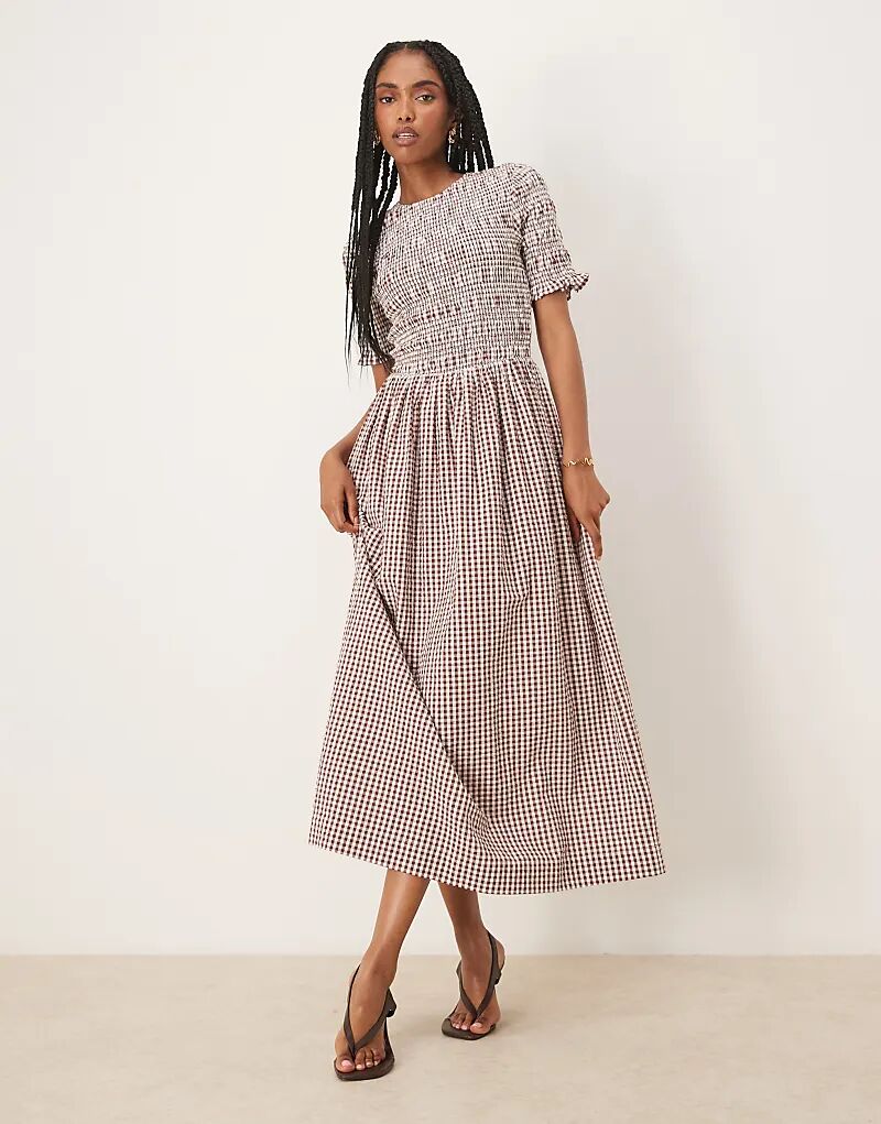 

Omnes одевает Бекки в коричневый цвет