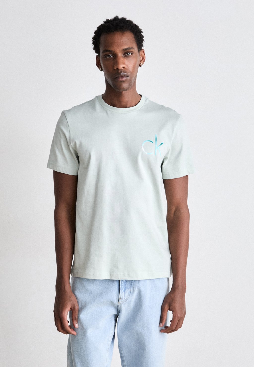 

Футболка с принтом CHEST LOGO Calvin Klein, бежевый