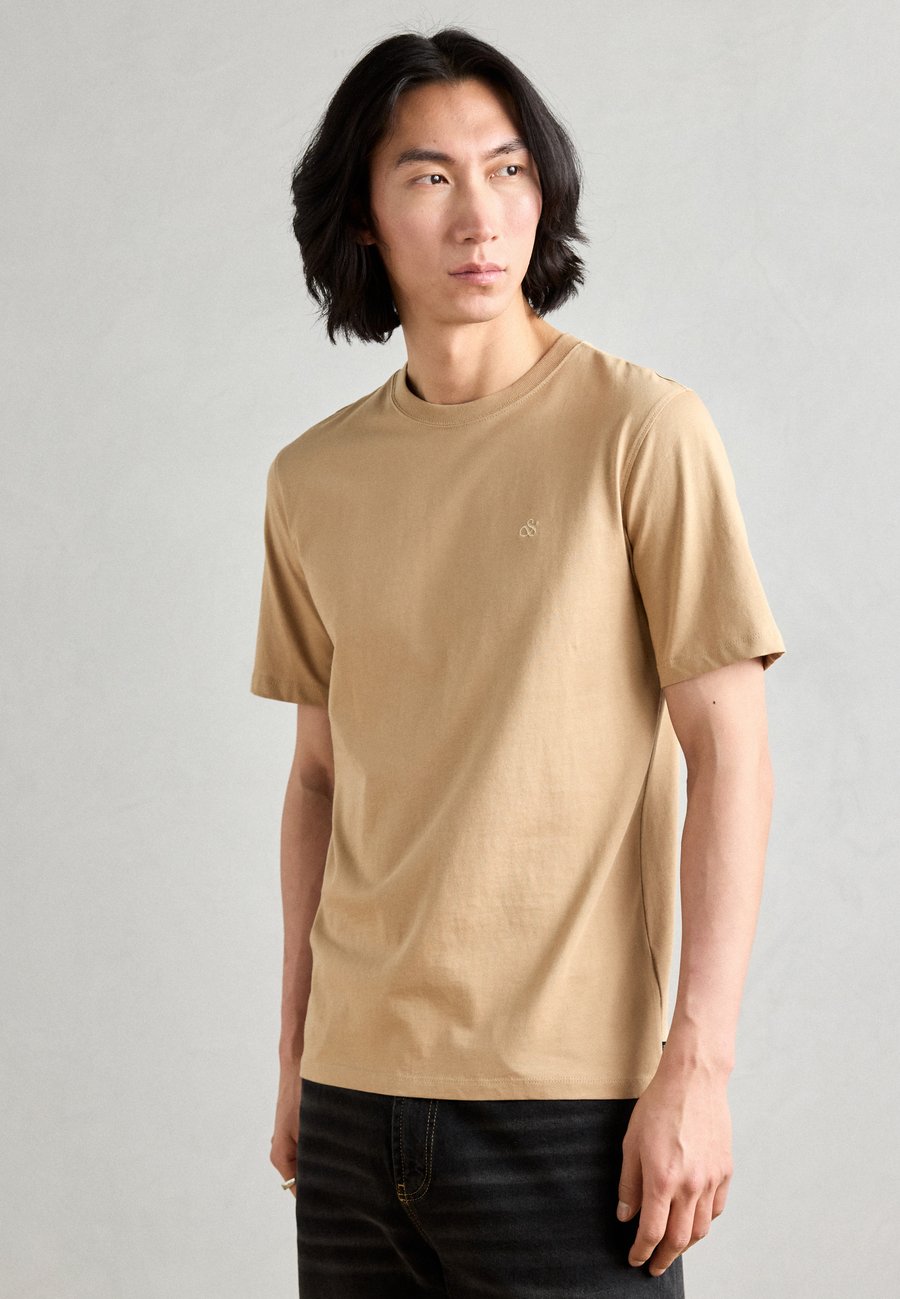 

Футболка Scotch & Soda SEASONAL CORE REGULAR FIT LOGO, Tannin/Sand, Бежевый, Футболка Scotch & Soda SEASONAL CORE REGULAR FIT LOGO, Tannin/Sand