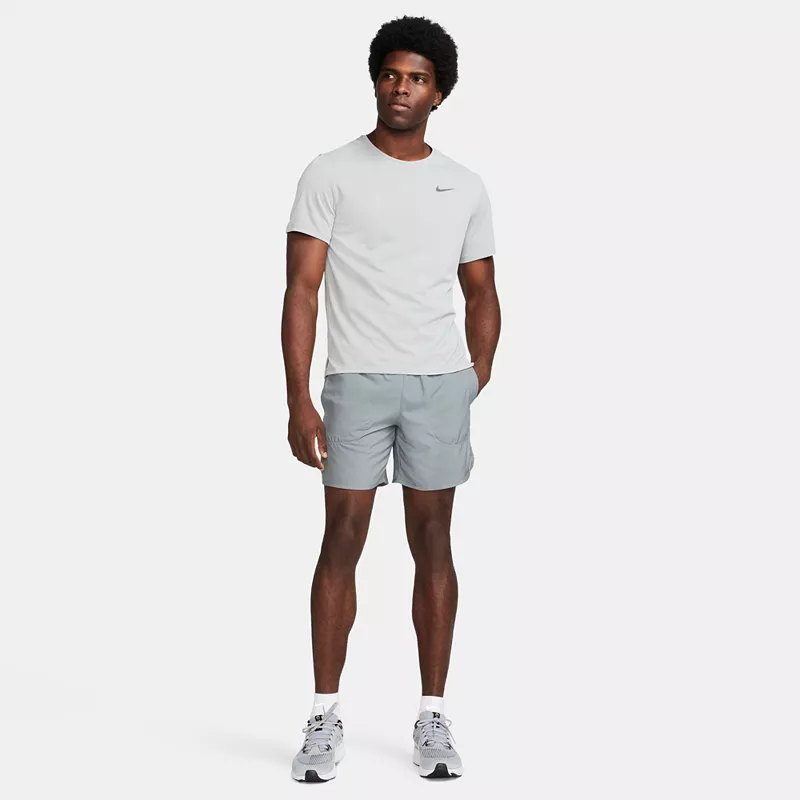 Мужская беговая рубашка с короткими рукавами Nike Dri-FIT UV Miler, цвет Grey Fog — фото 2