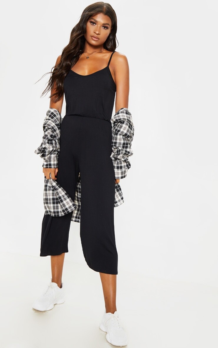 

PrettyLittleThing Черный трикотажный комбинезон-кюлот с бретелями