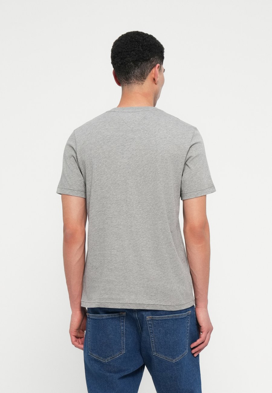 Футболка Tommy Hilfiger BRAND LOVE SMALL CENTER TEE, Medium Grey Heather/Mottled Grey — фото 3