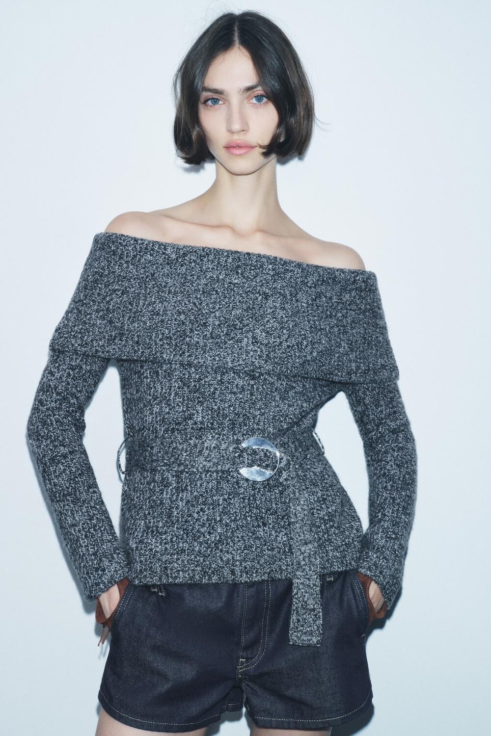 

Вязаный свитер с открытыми плечами и поясом ZARA, черный/белый
