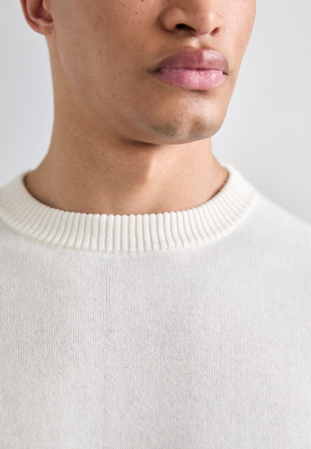 

Джемпер CASHMERE BLEND PLAIN CREW NECK KNITID, цвет Startch