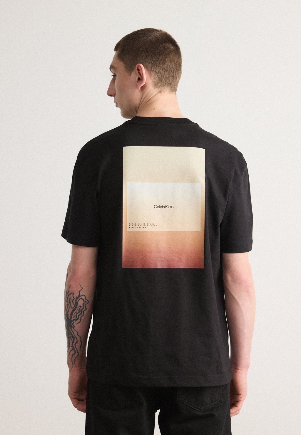 

Футболка с принтом OVERLAY PRINT Calvin Klein, черный