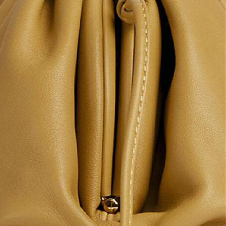 Bottega Veneta Клатч из коровьей кожи мини облачный мешочек женский кремовый цвет леденец — фото 4