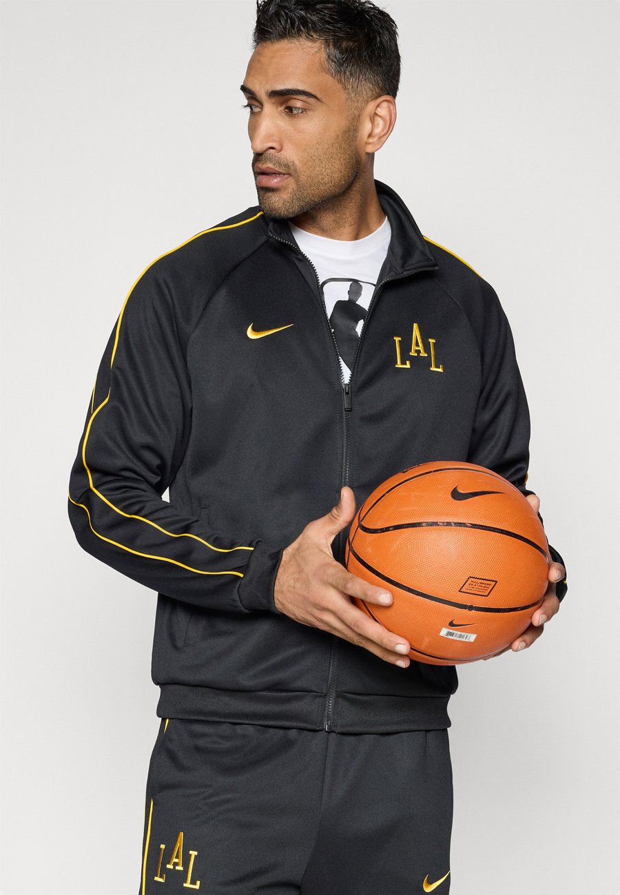 Спортивный костюм Nike Performance LOS ANGELES LAKERS CITY EDITION TRACKSUIT, Black/Amarillo/Black — фото 4