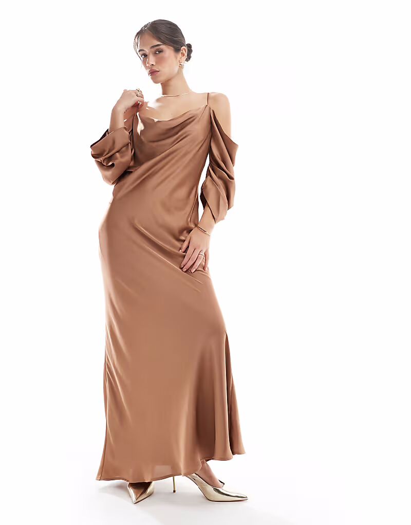 

Платье-хомутик TFNC Bridesmaids макси с открытыми плечами и присборенными рукавами цвета мокко