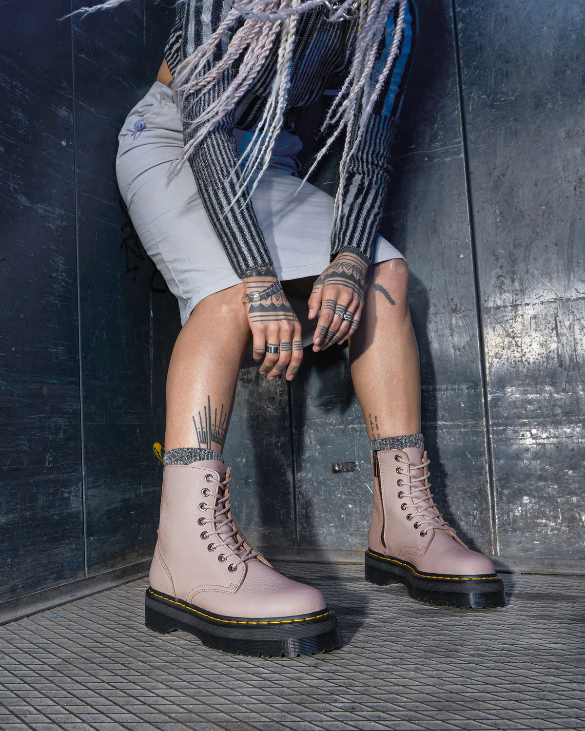Мужские ботинки Jadon III бежевые от Dr.Martens — фото 2