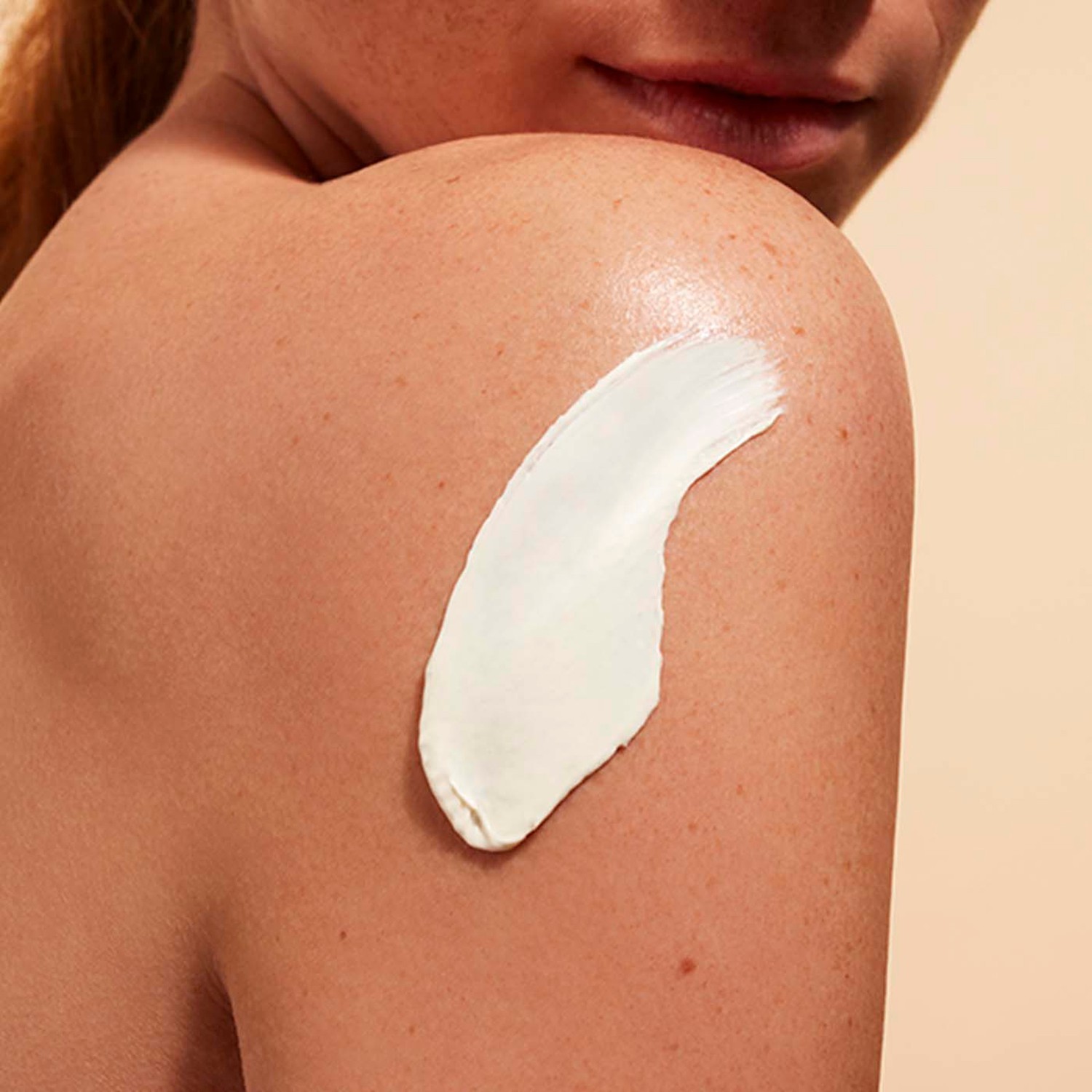 Солнцезащитный крем sun care youth-protecting sunscreen spf50+ Clarins, объем 150 мл. — фото 3