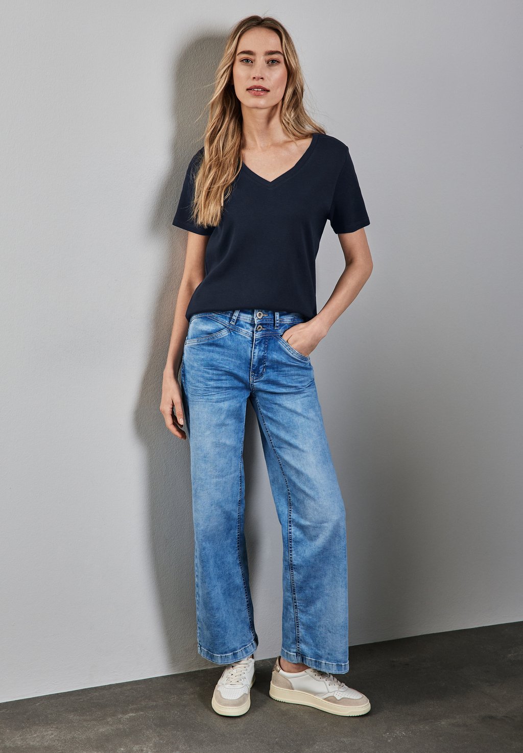 

Базовая футболка V-NECK Street One, темно-синий