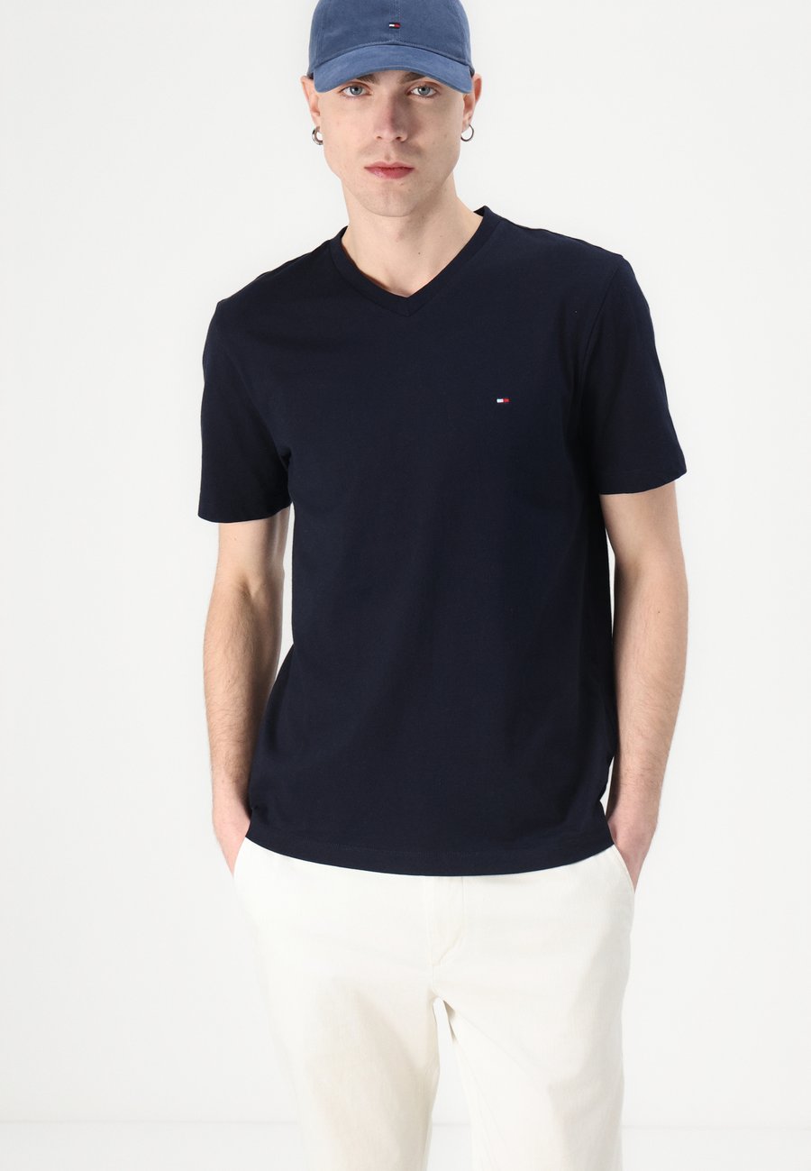 Футболка Tommy Hilfiger ESSENTIAL V NECK TEE, Desert Sky/Dark Blue — фото 4