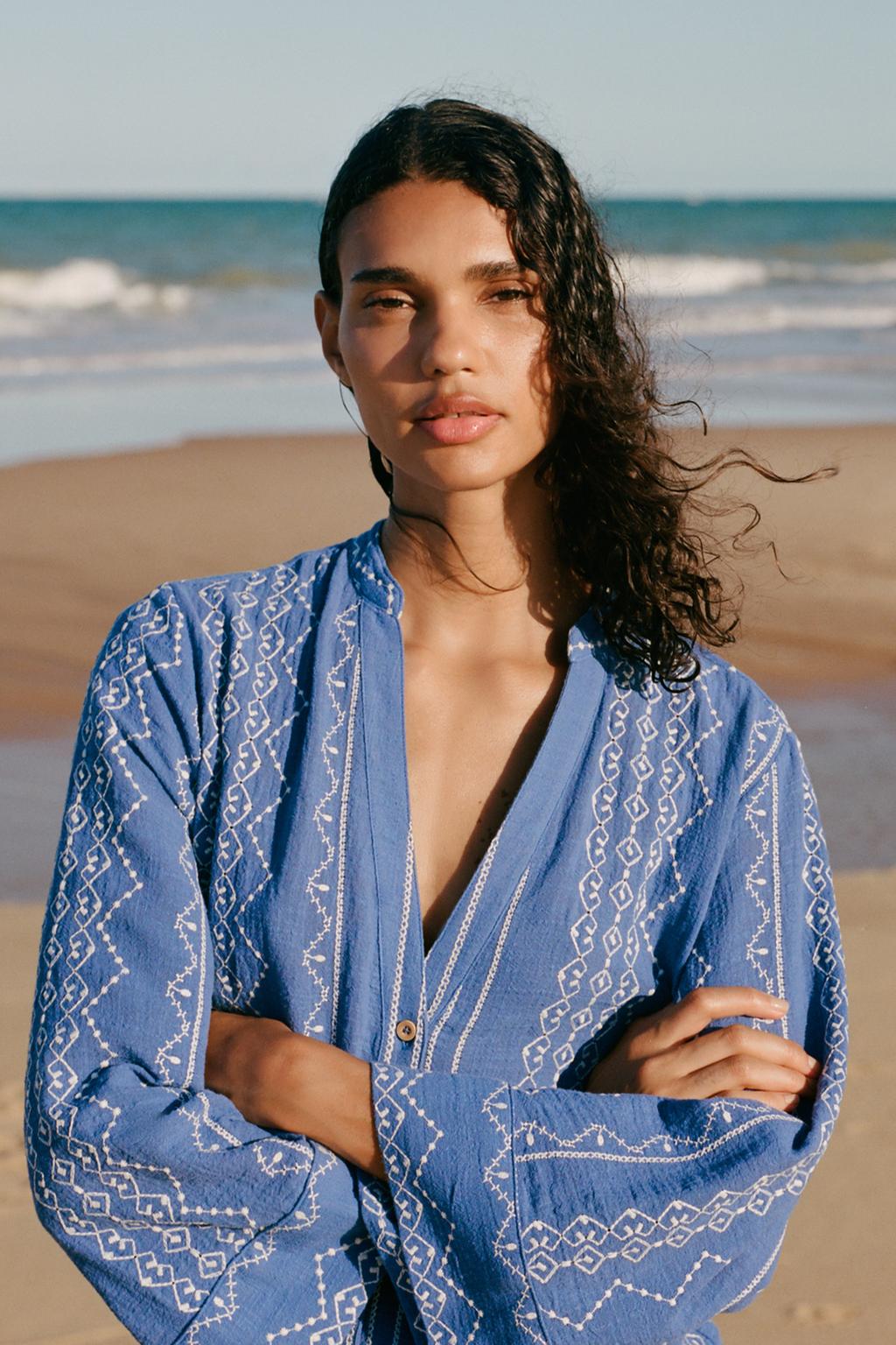 

Вышитая рубашка ZARA, цвет Electric blue
