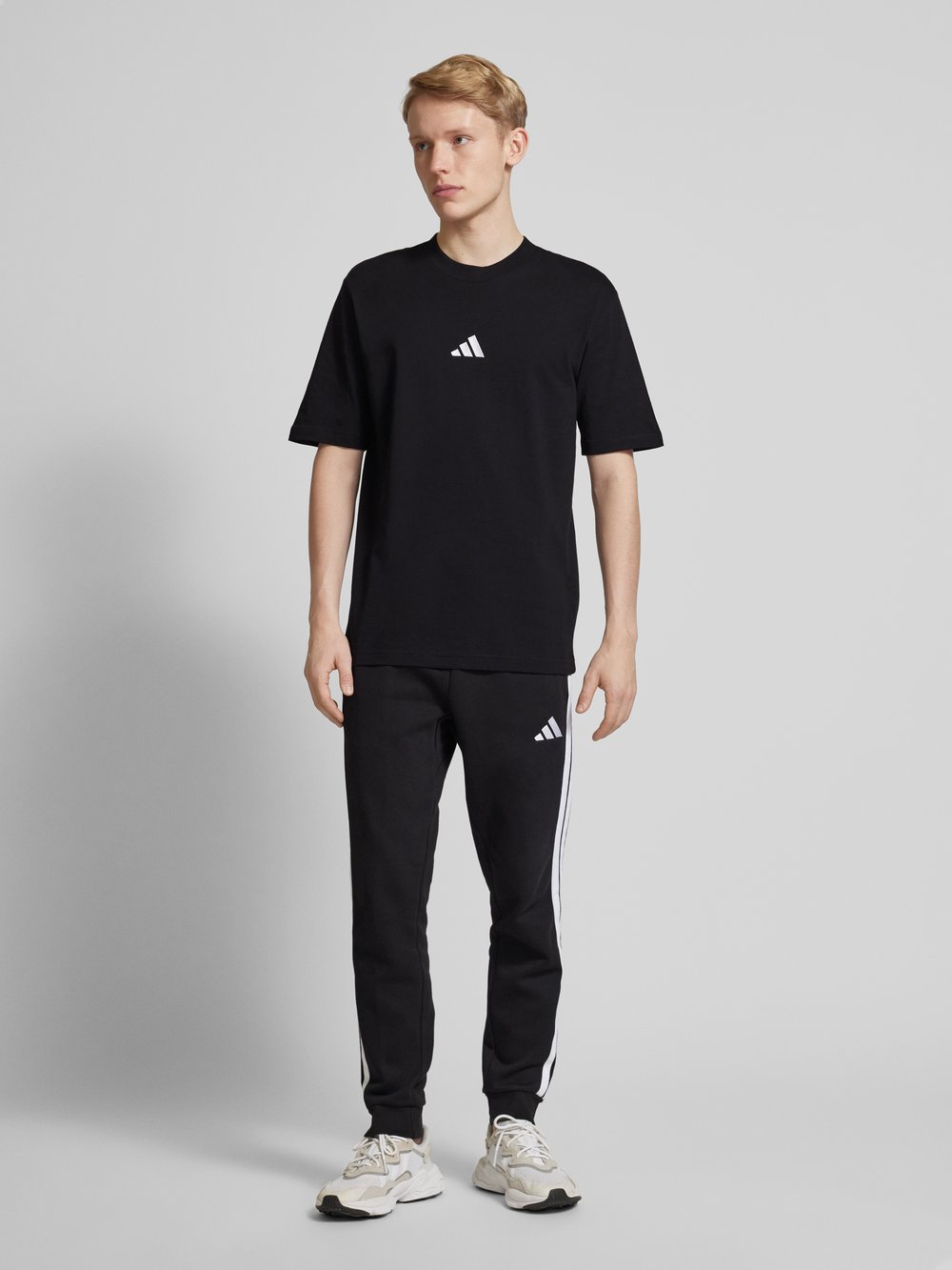 

Футболка с вышитой этикеткой ADIDAS SPORTSWEAR, черный