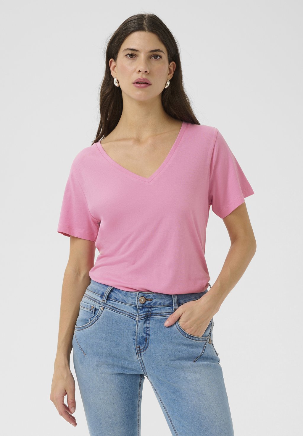 

Базовая футболка NAIA DEEP V-NECK Cream, фуксия