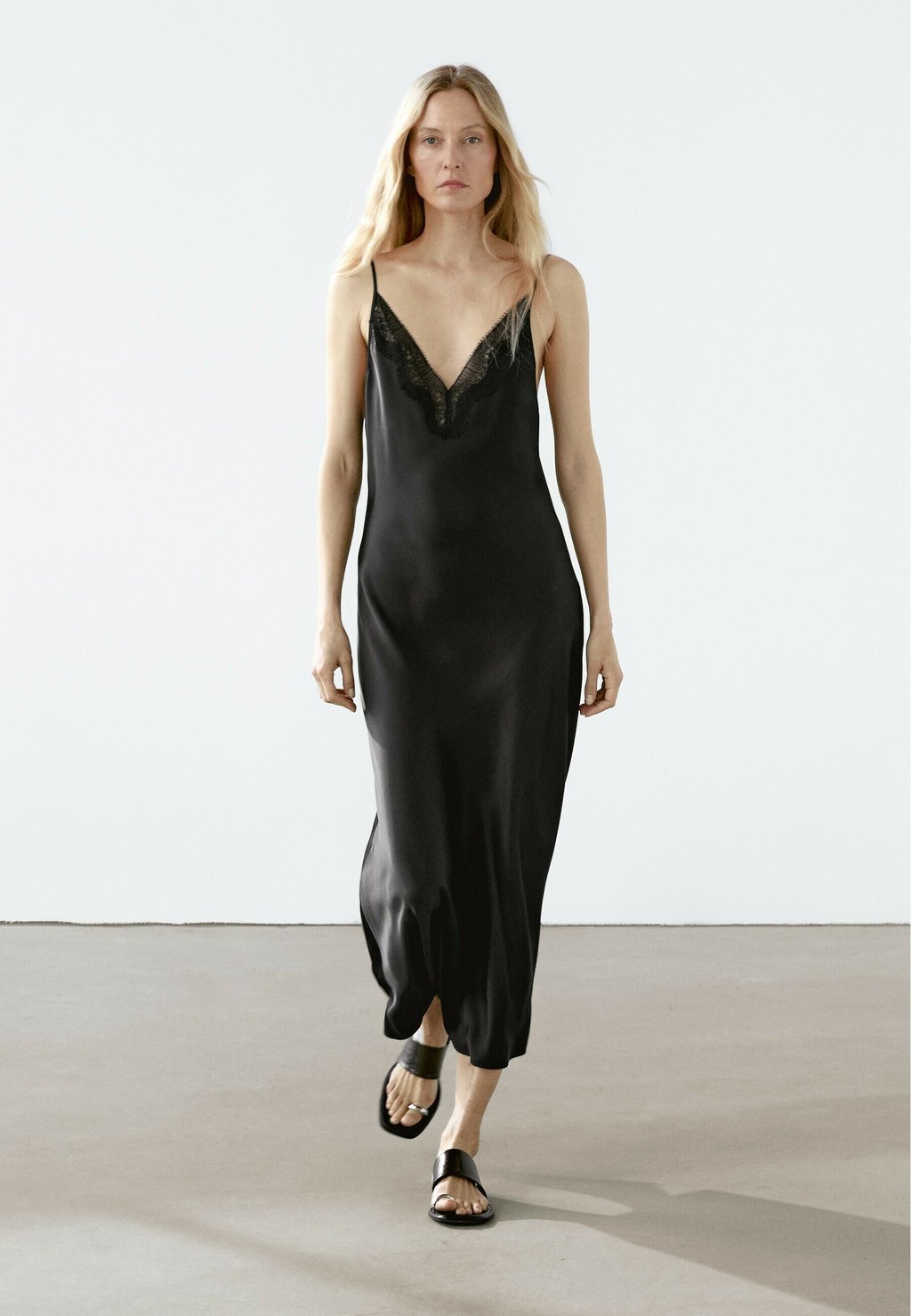 

Платье макси Massimo Dutti, черный