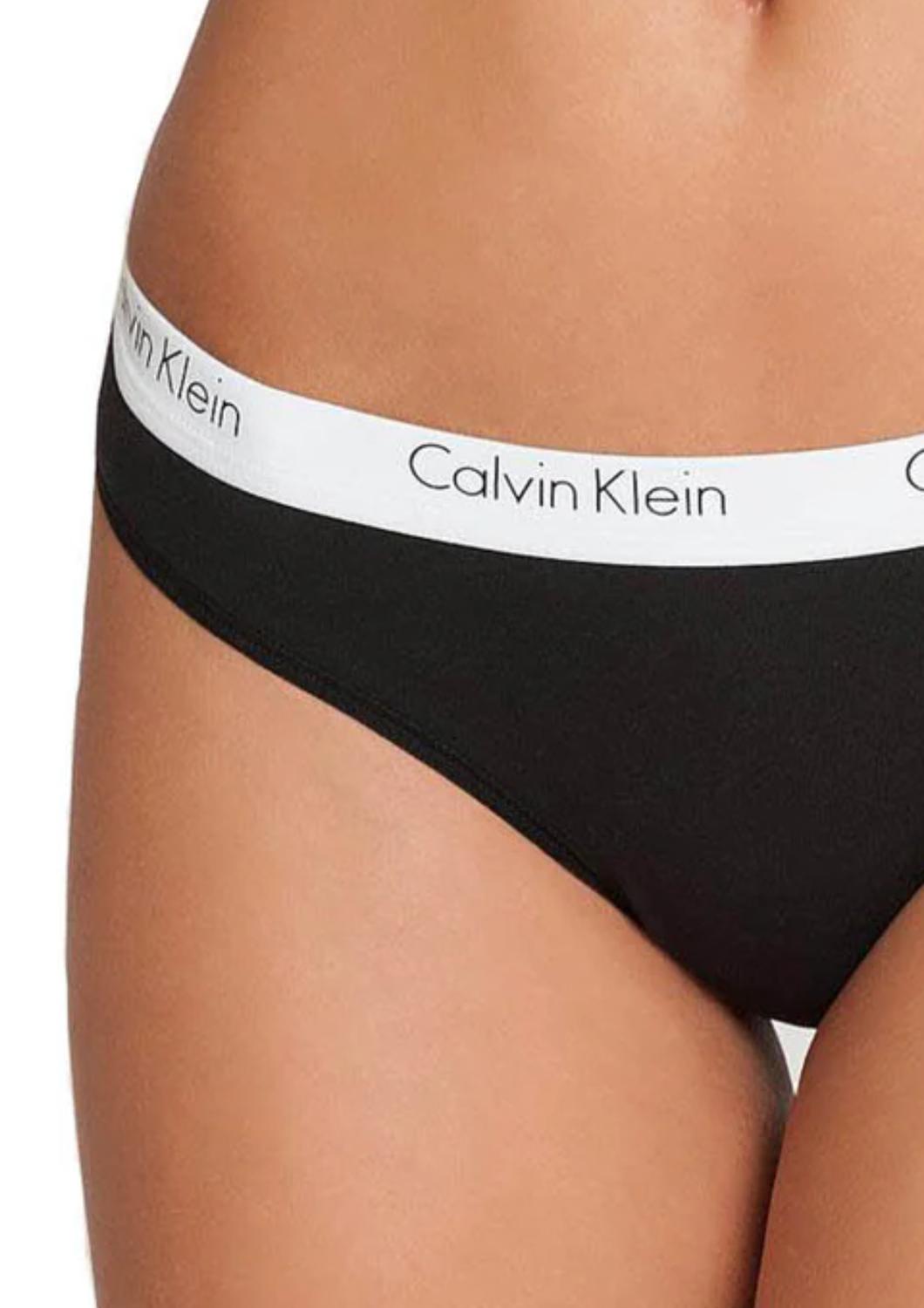 Женские стандартные хлопковые трусы-стринги в черном цвете Calvin Klein — фото 2