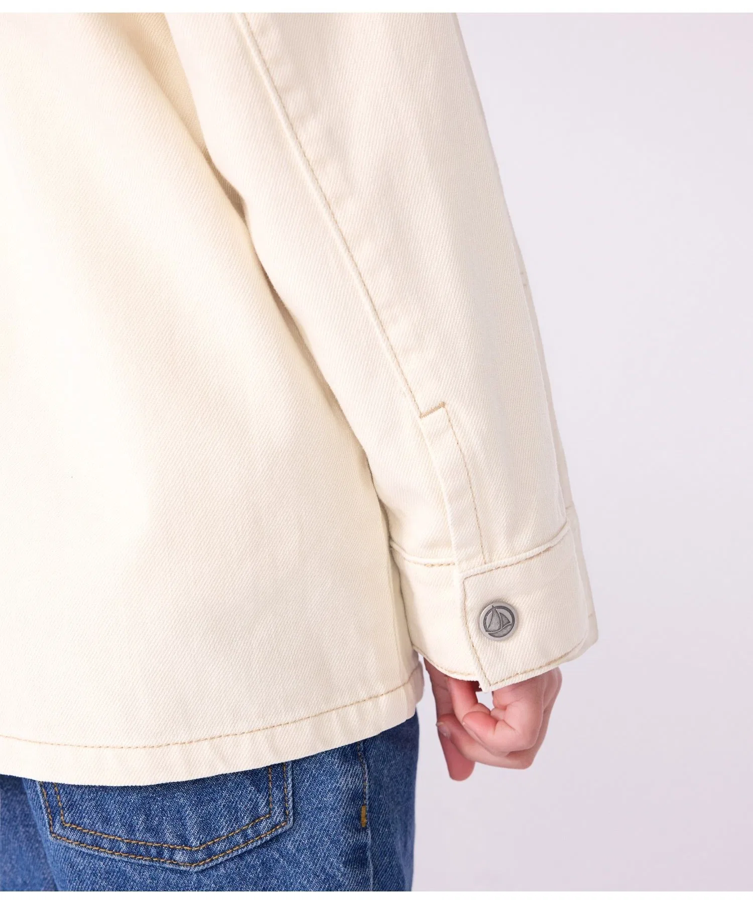 Детская куртка из денима PETIT BATEAU с патчем инициалов, цвет офф-вайт — фото 3