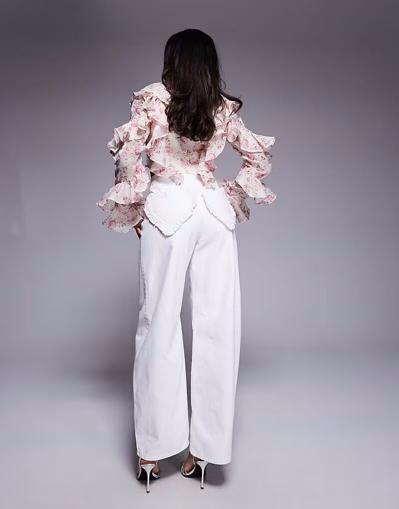 

Джинсы-бочонки с карманами в форме сердца ASOS LUXE белого цвета