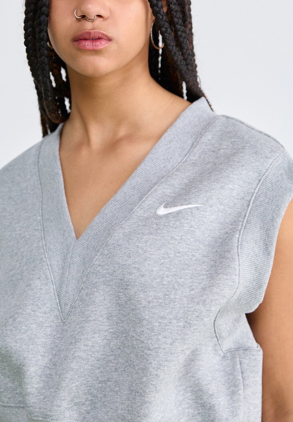 

Базовая футболка V NECK Nike, серый