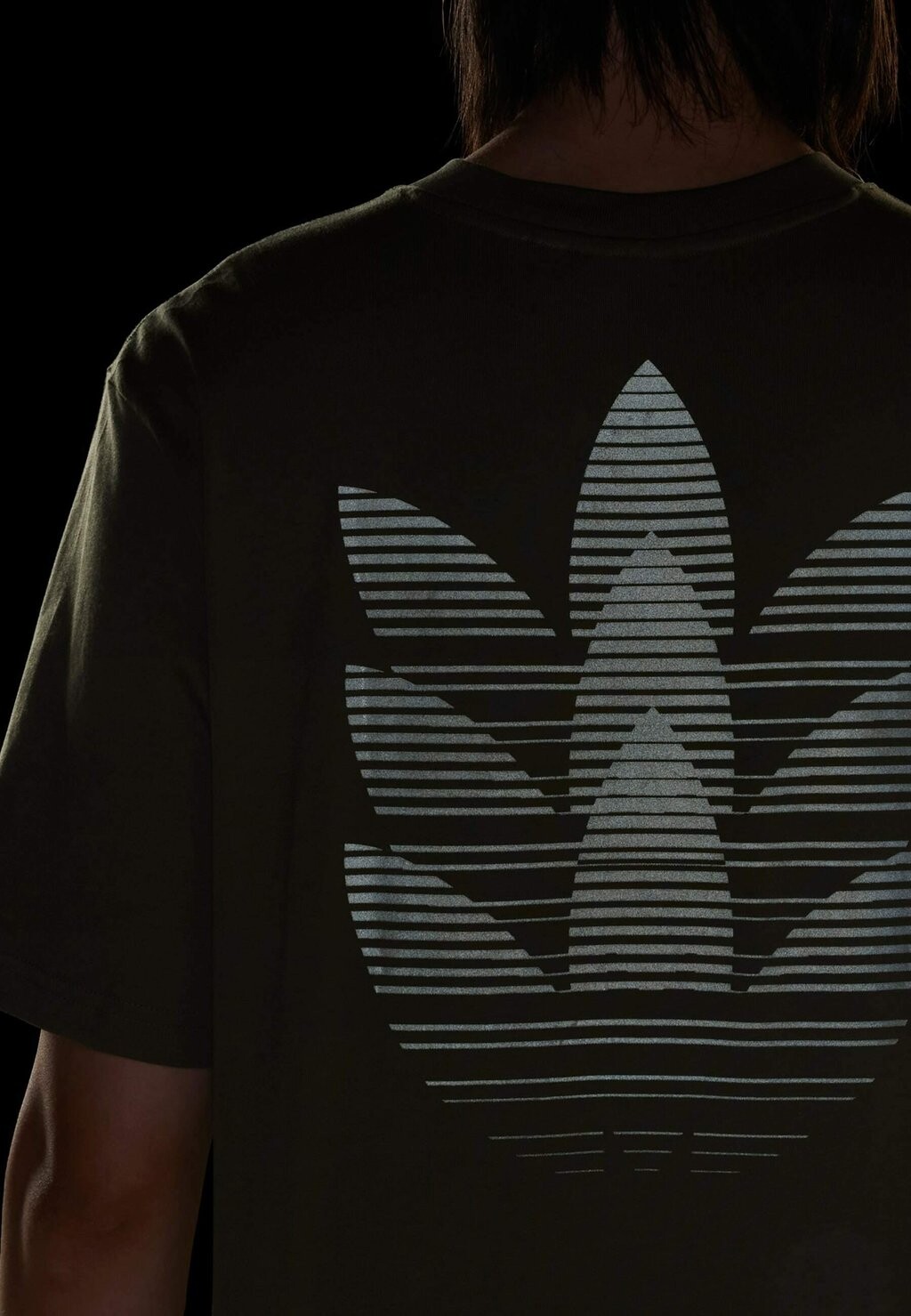 

Футболка с принтом GFX adidas Originals, оливковый