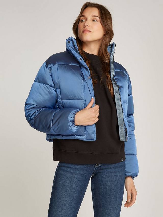 

Блестящий укороченный пуховик Calvin Klein, цвет China Blue