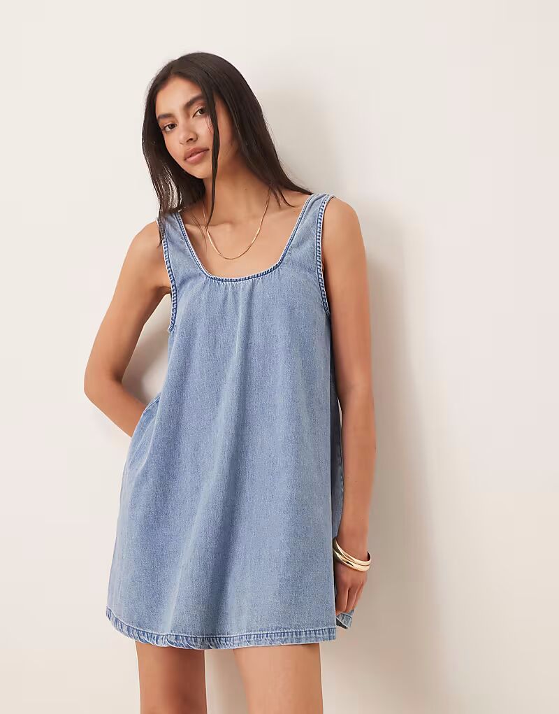 

Платье ASOS DESIGN с глубоким вырезом на спине и круглым вырезом светло-голубого цвета