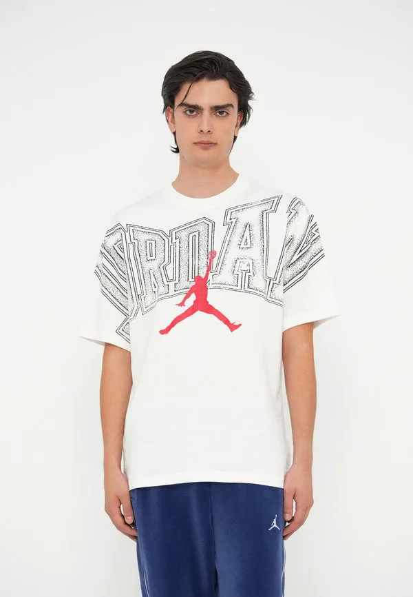 Новая эластичная футболка с принтом. Jordan, White/Gym Red — фото 4