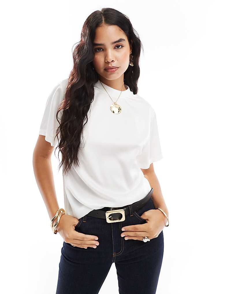 

ASOS DESIGN – Белая атласная футболка с ребристым вырезом