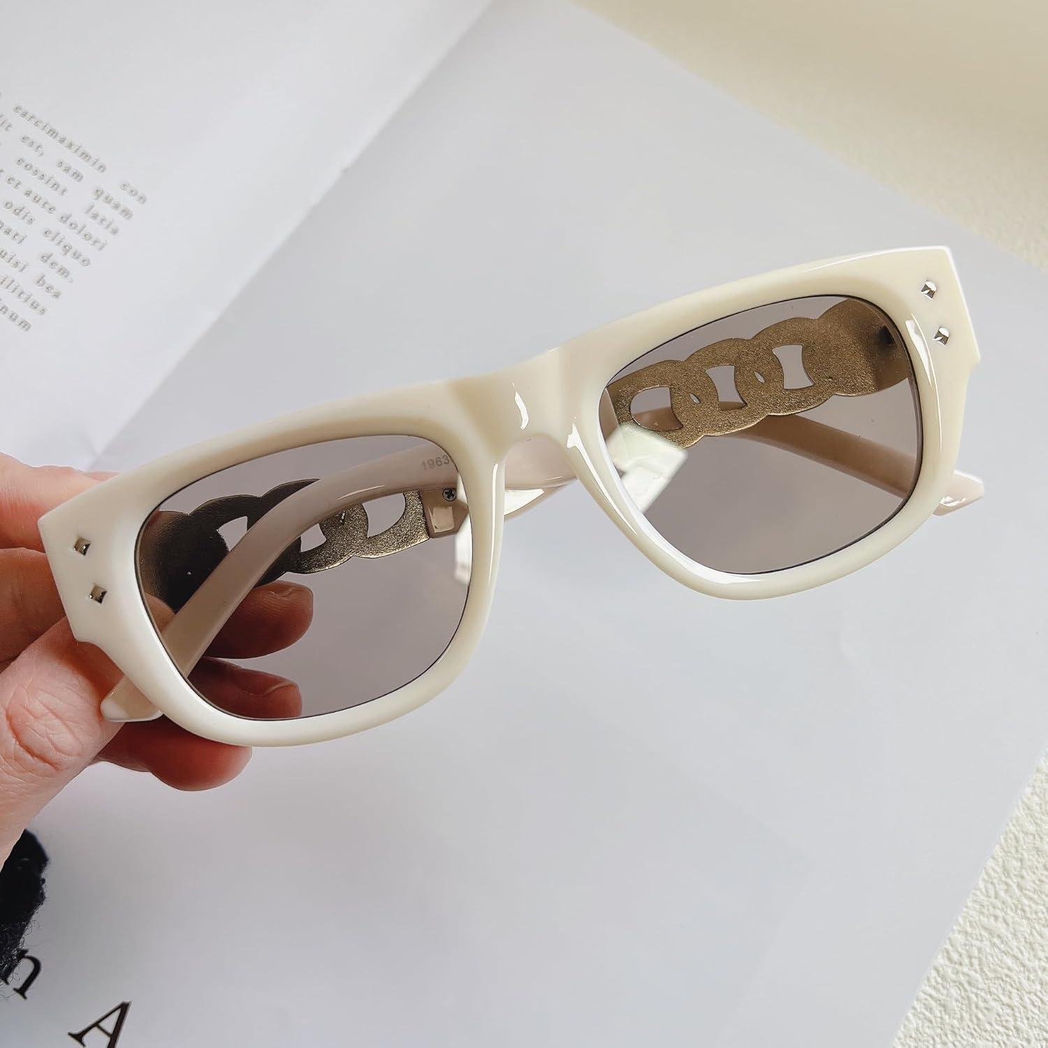 

Женские солнцезащитные очки в стиле ретро «кошачий глаз» с цепочкой, большие модные солнцезащитные очки с защитой от УФ-излучения UV400, стильные квадратные очки bullabulling, Beige/Gray