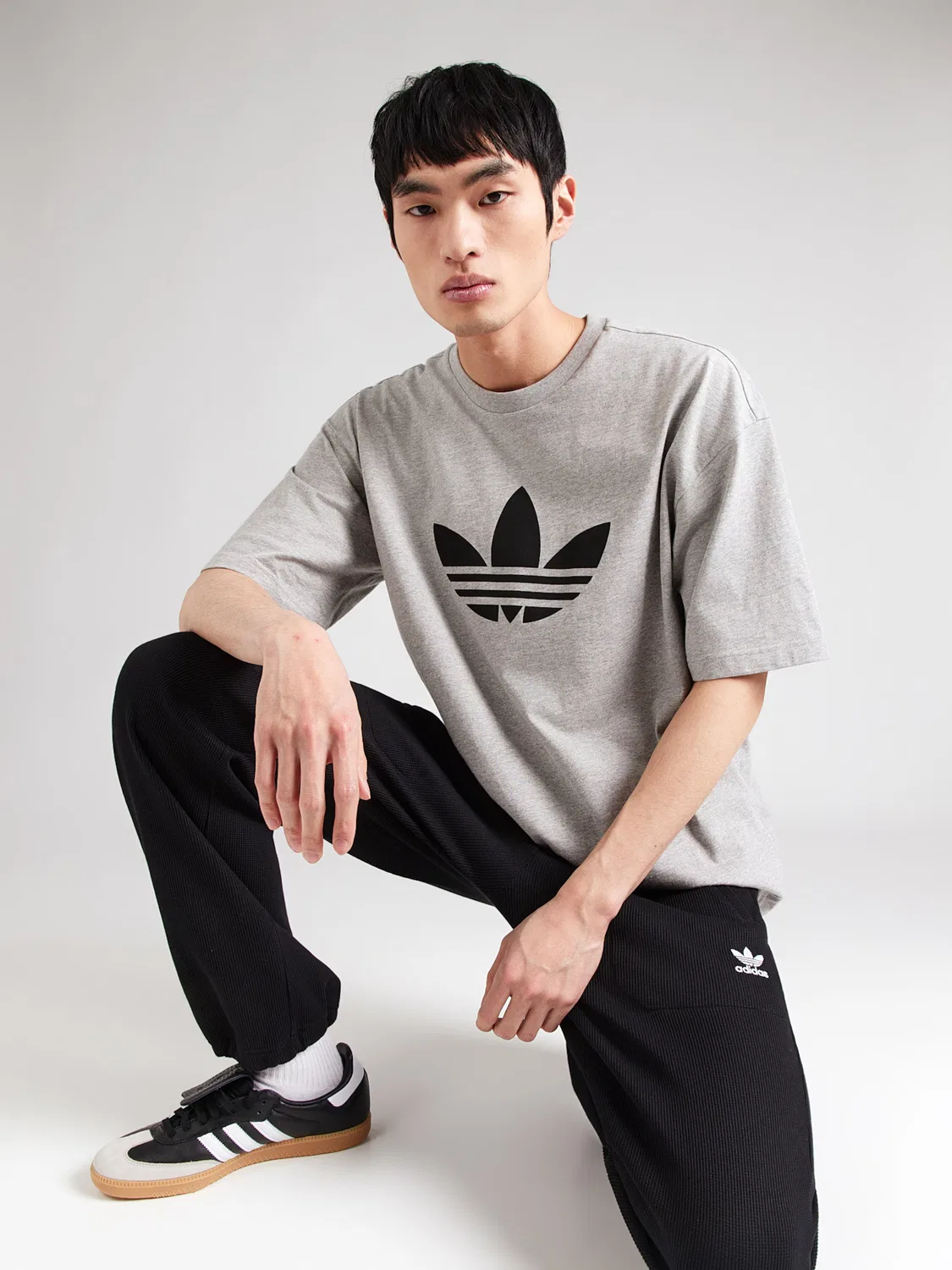 Футболка Adidas Originals TREFOIL серого цвета — фото 2