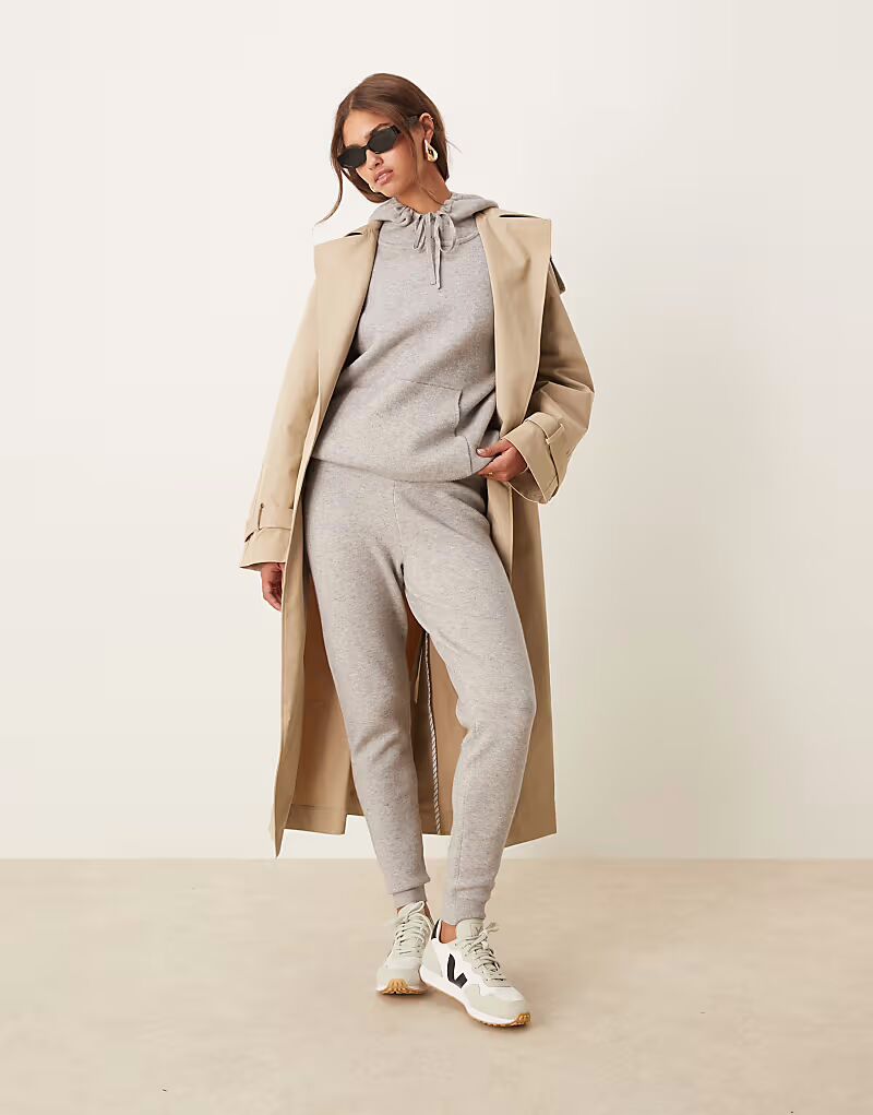 

Трикотажные спортивные брюки ASOS DESIGN серого цвета с вставками