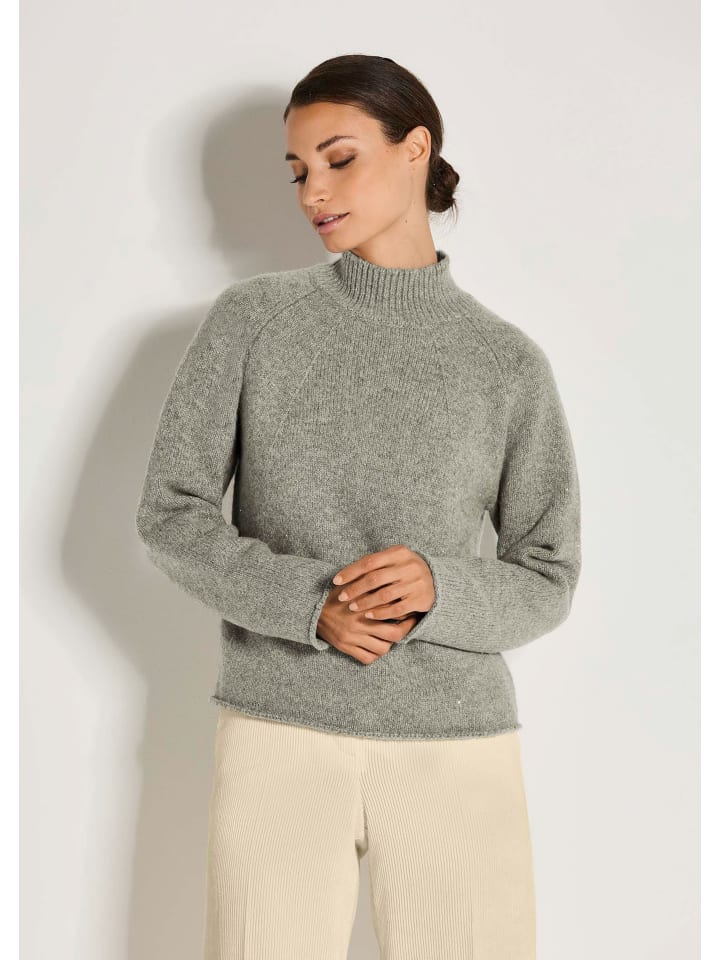 

MADELEINE Современный свитер гладкой вязки со стоячим воротником-стойкой, цвет графитовый/меланж