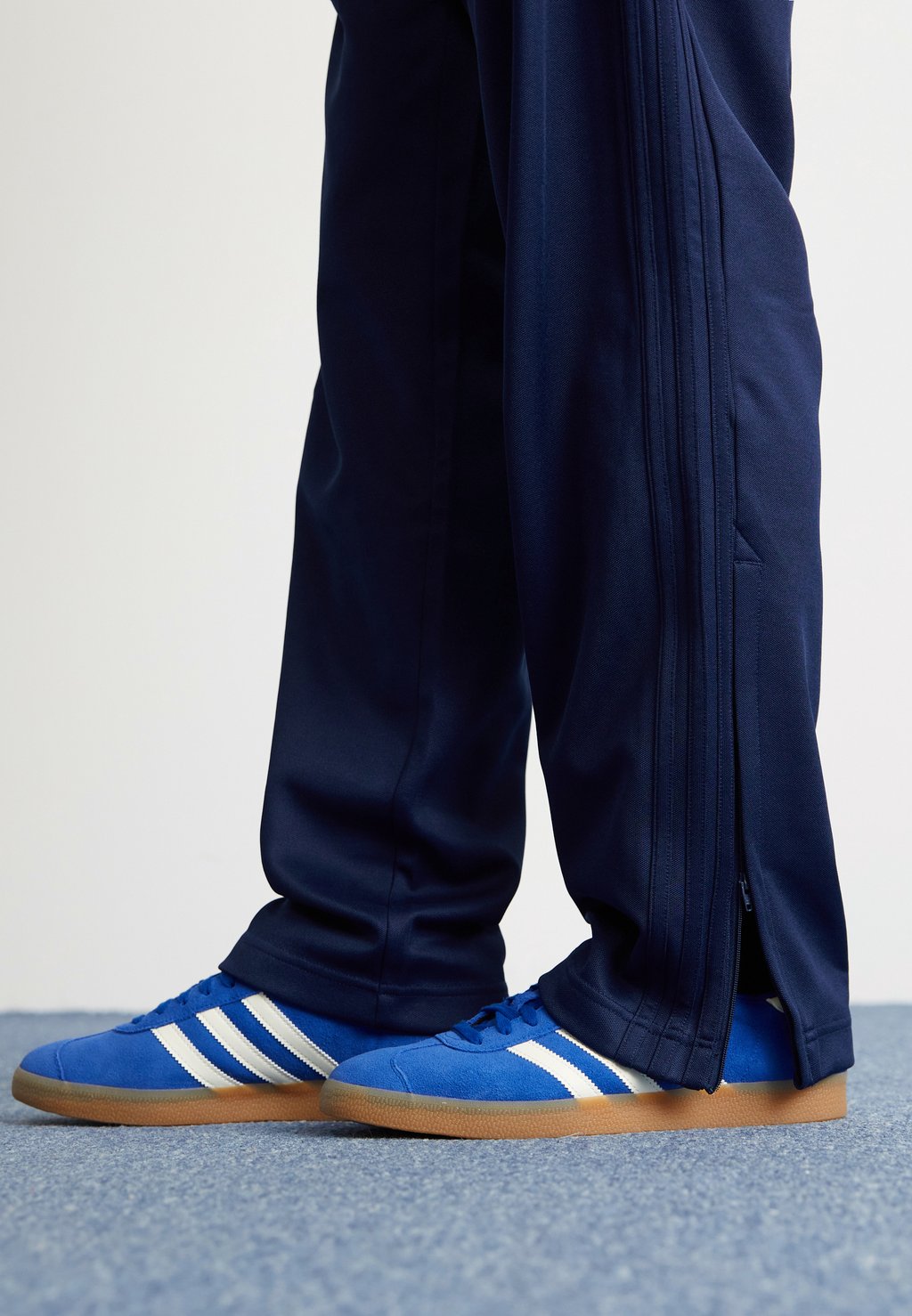 

Спортивные брюки ARCHIVE TRACK PANTS adidas, темно-синий