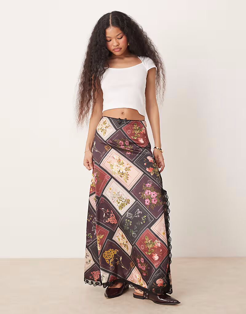 

Юбка макси Miss Selfridge Petite с лоскутным принтом в виде открытки