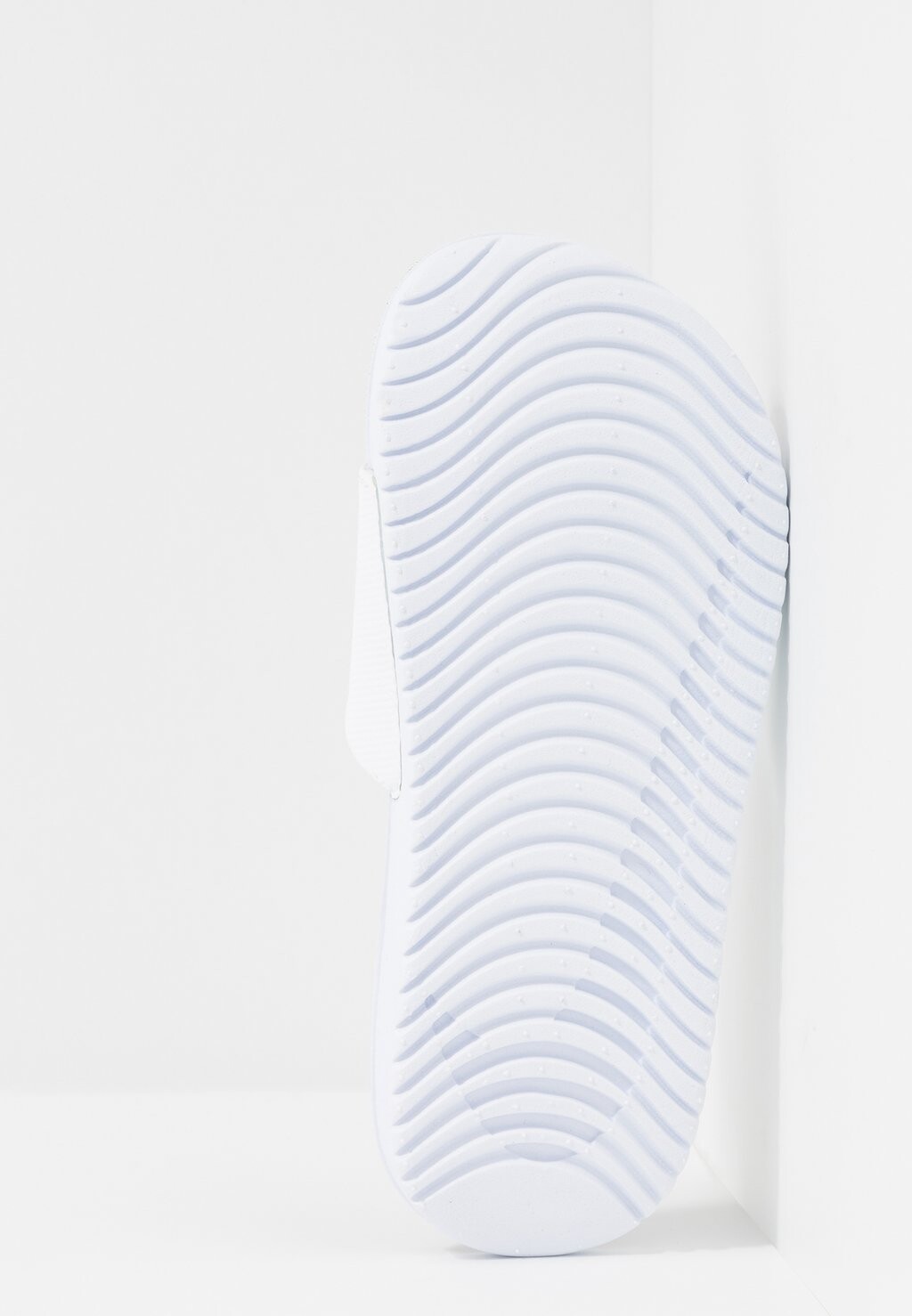 Пляжные тапочки и сандалии Kawa Slide Unisex Nike, белый/черный — фото 4