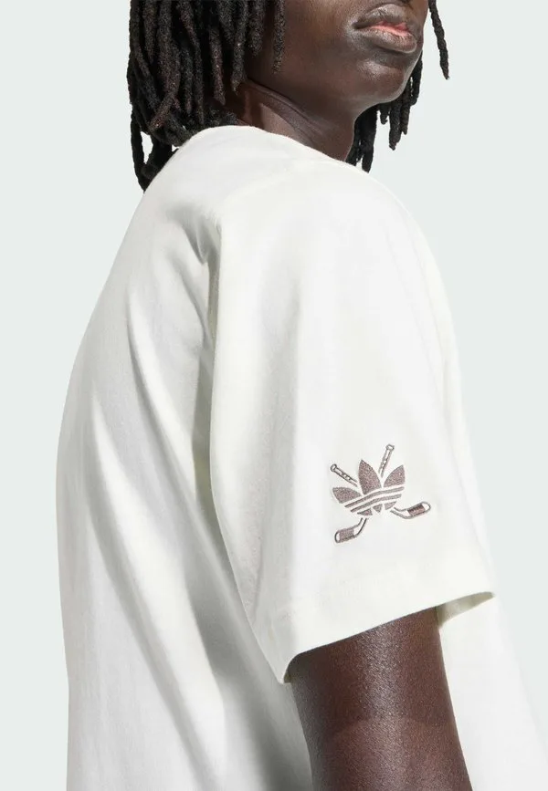 Футболка с графическим принтом хоккейного медведя Adidas Originals, Off White — фото 4