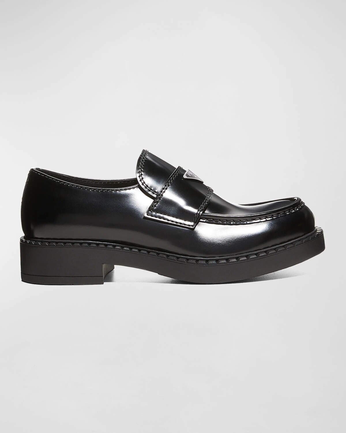 

Мужские кожаные лоферы с треугольным логотипом Prada, цвет Black