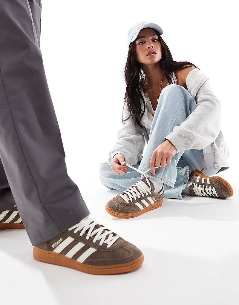 Коричнево-белые кроссовки на резиновой подошве Handball Spezial adidas Originals